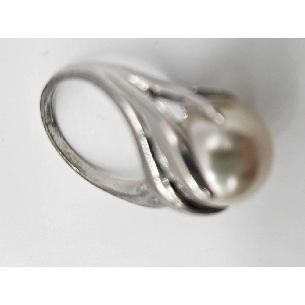 Vintage‎ Elegant Silver Tone Ring with Large Cream Pearl Statement Design